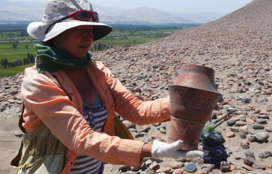 Arqueólogos descubren cementerio preinca Tiahuanaco en la costa sur de Perú Arqueólogos descubren cementerio preinca Tiahuanaco en la costa sur de Perú