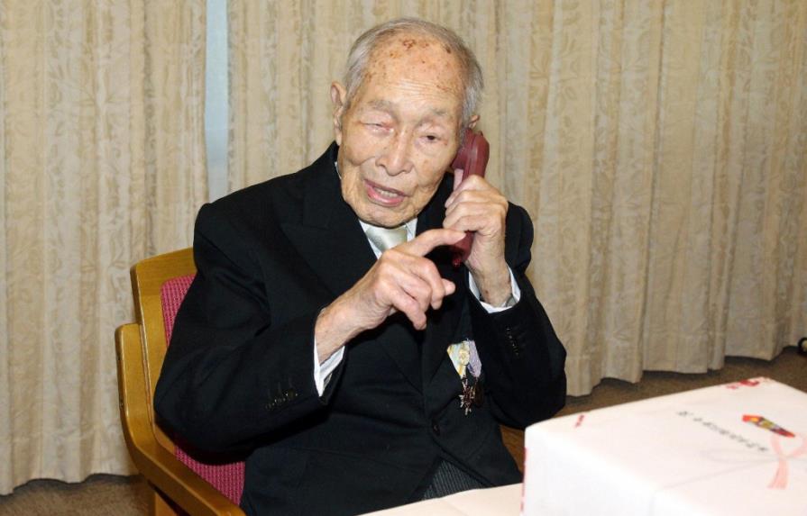 Un japonés de 111 años, reconocido como el hombre más viejo del mundo