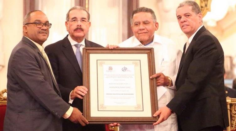 Entregan Premio Nacional de Periodismo a Juan Bolívar Díaz