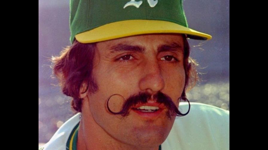 Fingers, Dalí y los bigotes