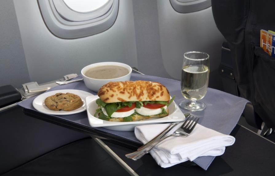 United Airlines atrae a pasajeros con mejor comida