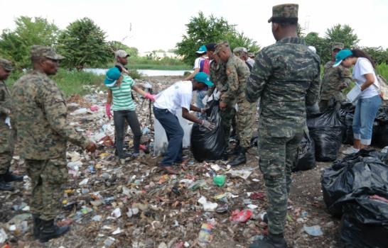 Voluntarios se unen para limpiar márgenes de ríos y playas