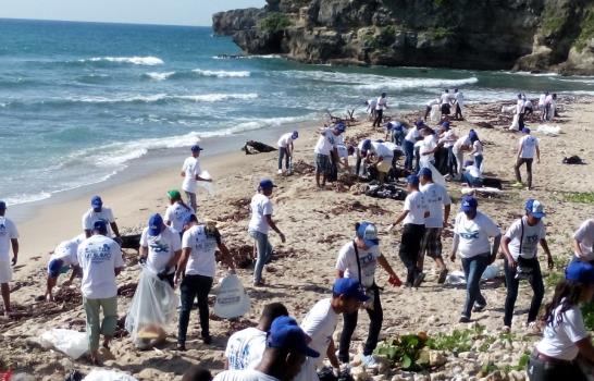 Voluntarios se unen para limpiar márgenes de ríos y playas