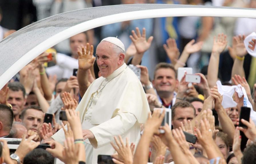 Papa Francisco pide respeto entre religiones y ve inhumano discriminar por fe
