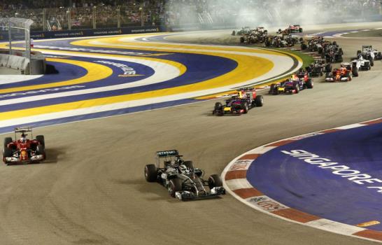 Lewis Hamilton ganó en Singapur y desplazó a Nico Rosberg del liderato de F1