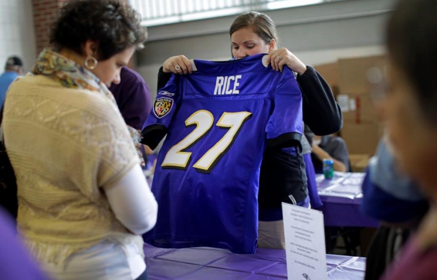 Canjean cerca de 7.000 camisetas de Ray Rice, quien fue sancionado por violencia domestica