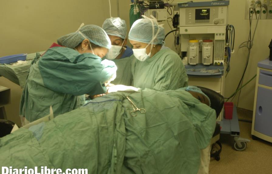 Implantan fístula a pacientes renales