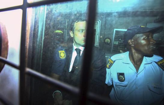 Oscar Pistorius ingresa en la cárcel de Pretoria donde cumplirá condena; la familia acepta la sentencia