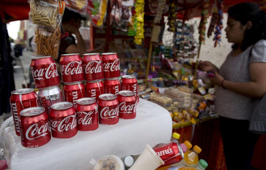Beneficios de Coca-Cola bajan un 14 % y se anuncian recortes