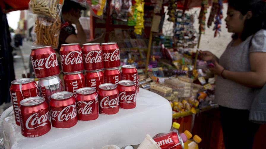 Beneficios de Coca-Cola bajan un 14 % y se anuncian recortes