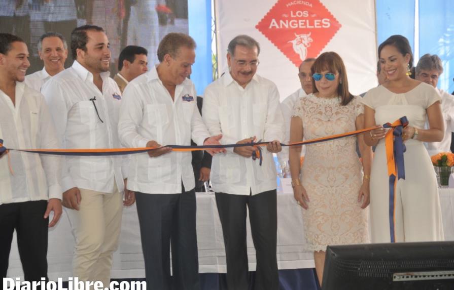 El presidente Medina asiste a la inauguración de una planta agroindustrial en San Pedro de Macorís