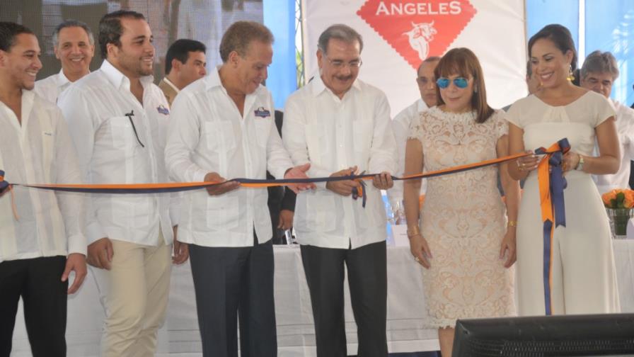 El presidente Medina asiste a la inauguración de una planta agroindustrial en San Pedro de Macorís