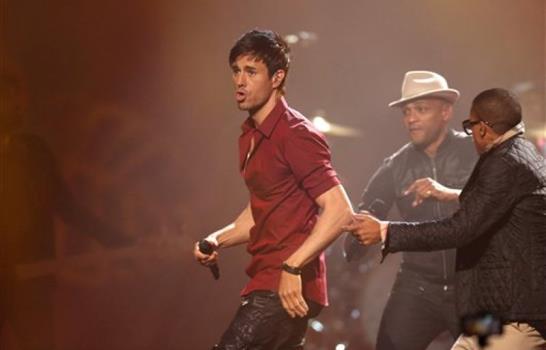Enrique Iglesias arrasa en los Latin Grammy