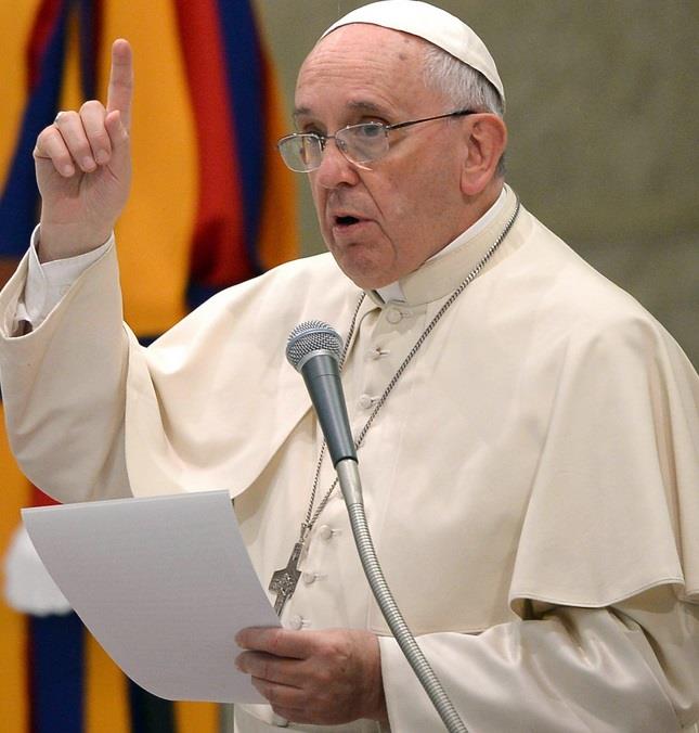 El papa denuncia que algunas parroquias hagan negocio cobrando por sacramento