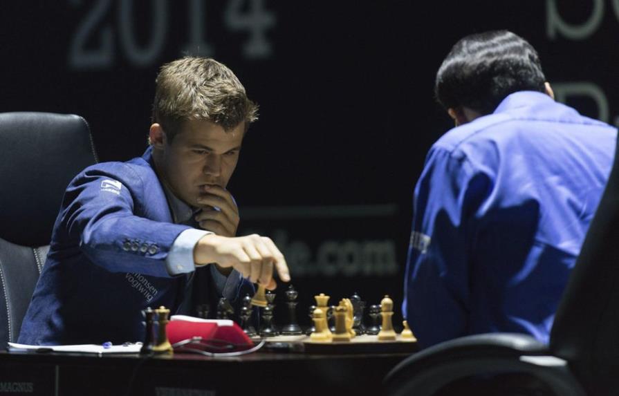 Carlsen y Anand firman tablas en décima partida del Mundial de Sochi