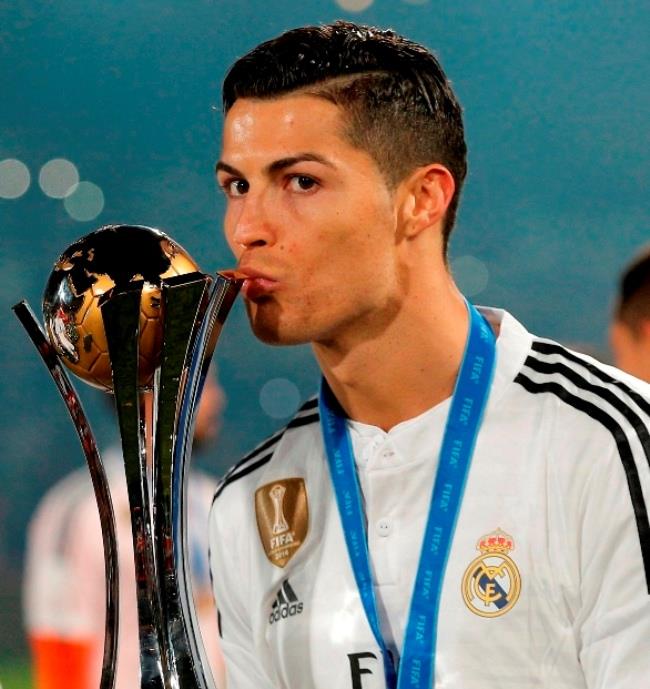 Cristiano Ronaldo devela estatua suya en Portugal