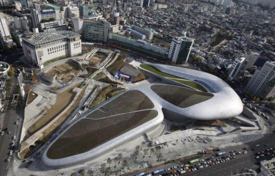 Seúl inaugura el Dongdaemun Design Plaza, de la arquitecta Zaha Hadid