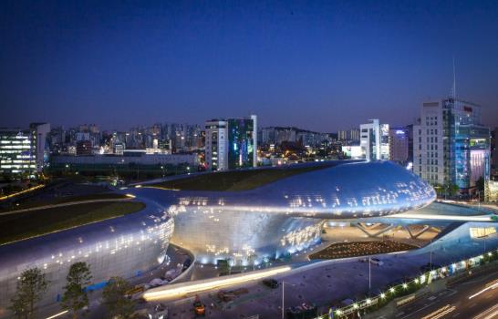 Seúl inaugura el Dongdaemun Design Plaza, de la arquitecta Zaha Hadid