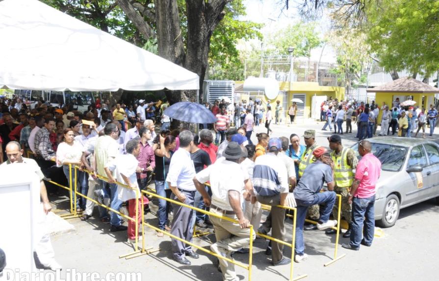 Cientos acuden a las oficinas de la Junta Central Electoral a sacar la nueva cédula