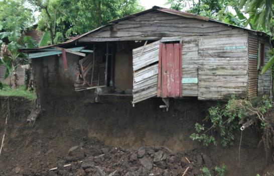 Desbordamiento de río destruye seis casas en La Vega