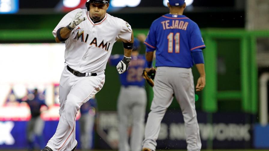 El dominicano Rafael Furcal fuera del juego por calambre