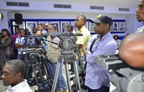 Camarógrafos y periodistas exigen explicación al PRD por las agresiones