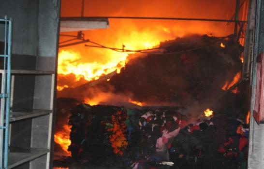 Incendio consume nave de zona franca en La Vega