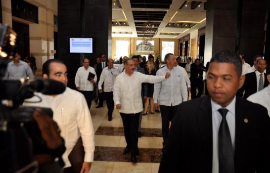 Con retraso de más de una hora se inicia reunión de Medina, Martelly y Rompuy
