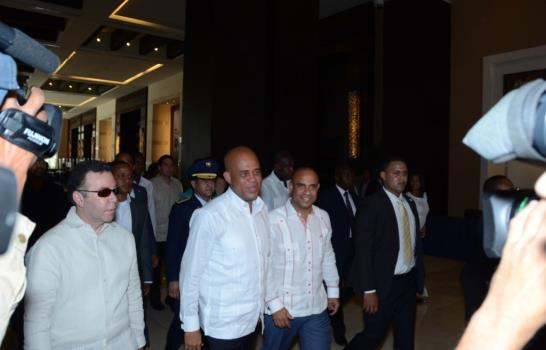 Con retraso de más de una hora se inicia reunión de Medina, Martelly y Rompuy