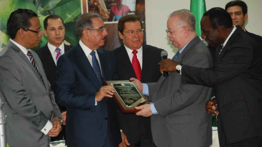 Danilo Medina inaugura edificio del Servicio Social de Iglesias Dominicanas