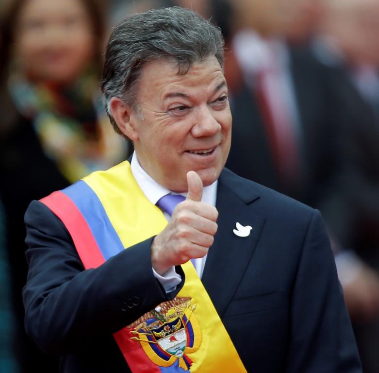 Presidente de Colombia coge la tiza para enseñar matemáticas