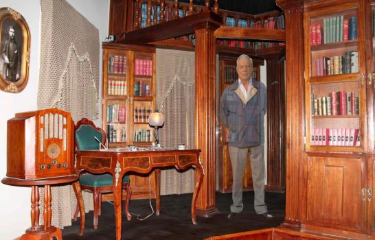 Vargas Llosa relata los episodios de su vida con hologramas en su casa museo
