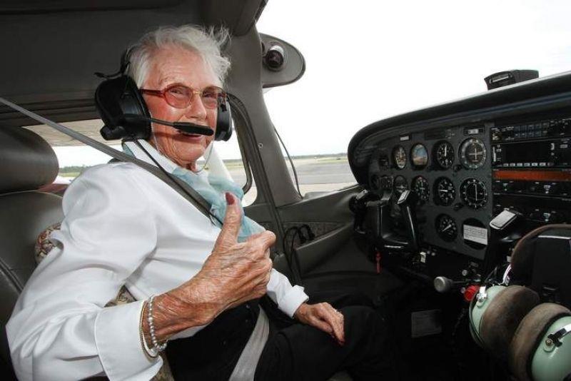 Mujer celebra 90 años piloteando avioneta