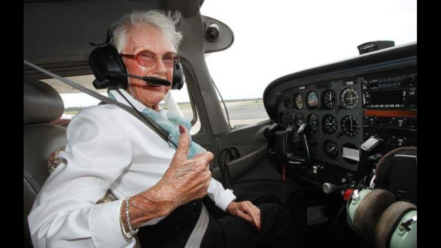 Mujer celebra 90 años piloteando avioneta Mujer celebra 90 años piloteando avioneta
