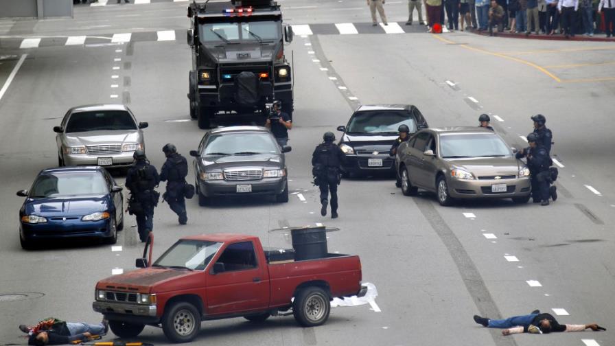 Estados Unidos censura a policías locales pero les da armas