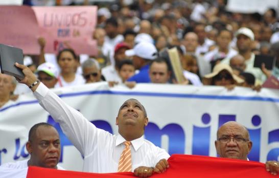 Miles de evangélicos marchan a favor de la familia en Santiago
