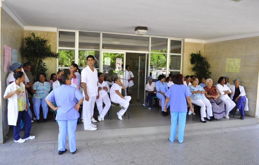 Suspenden cirugías en hospital infantil de Santiago por huelga