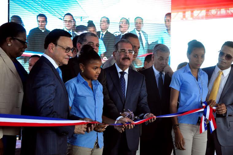 Presidente Medina entrega 14 escuelas en seis provincias del Cibao