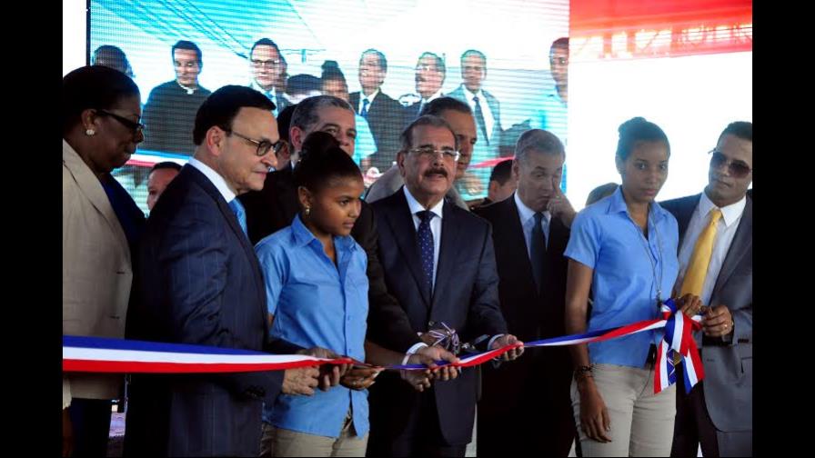 Presidente Medina entrega 14 escuelas en seis provincias del Cibao