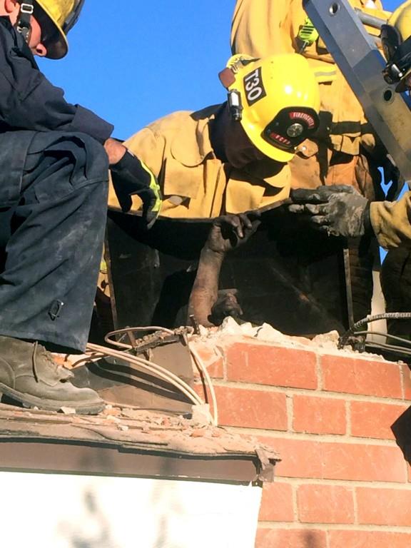 California: Rescatan a mujer atrapada en chimenea