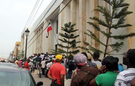 Grupo de haitianos exigen agilizar Plan de Regularización