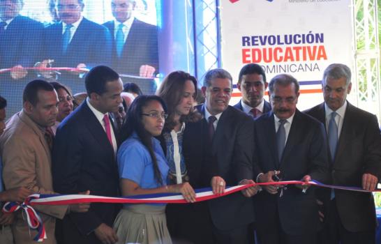Presidente Medina entrega siete escuelas en el Cibao en medio de consignas reeleccionistas