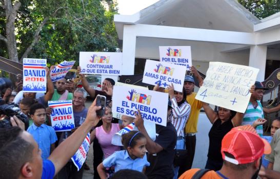 Presidente Medina entrega siete escuelas en el Cibao en medio de consignas reeleccionistas