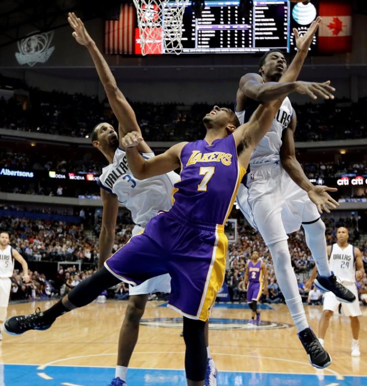 Dirk Nowitzki y los Mavericks aplastan a los Lakers
