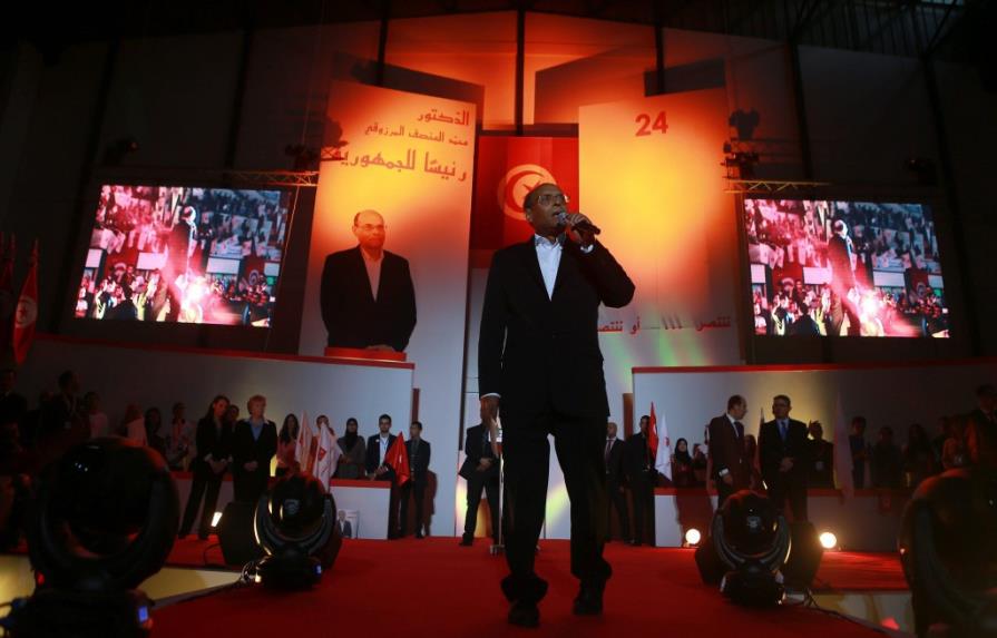 Túnez vota mañana al primer presidente electo de su historia