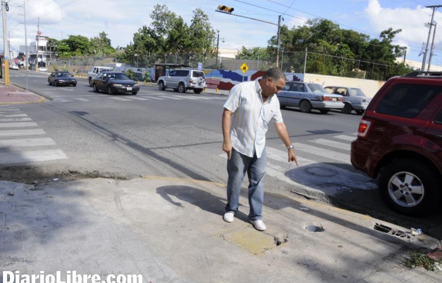 Reparan un hoyo la avenida Venezuela