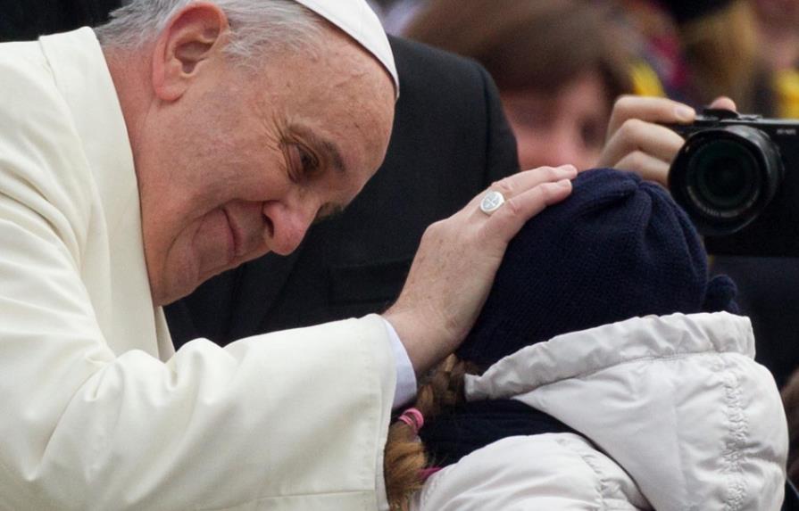 El papa llama a la madre de una joven asesinada y emparedada en una iglesia