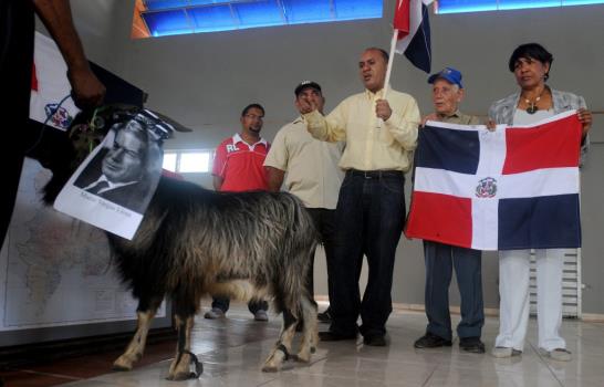 Dominicanos organizan una Fiesta del Chivo para ridiculizar a Vargas Llosa