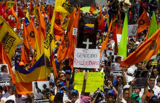 Maduro carga contra apátridas y fascistas y siguen marchas de los dos bandos