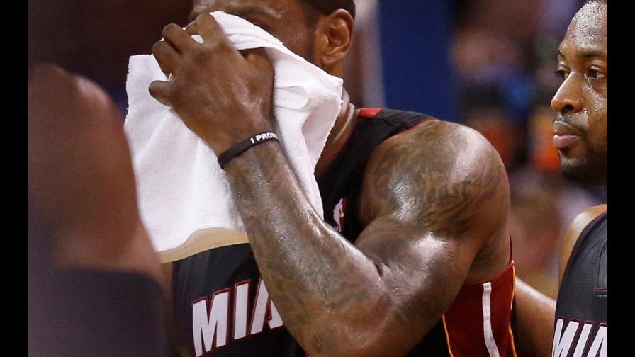 LeBron: Máscara y bromas por su nariz lesionada
